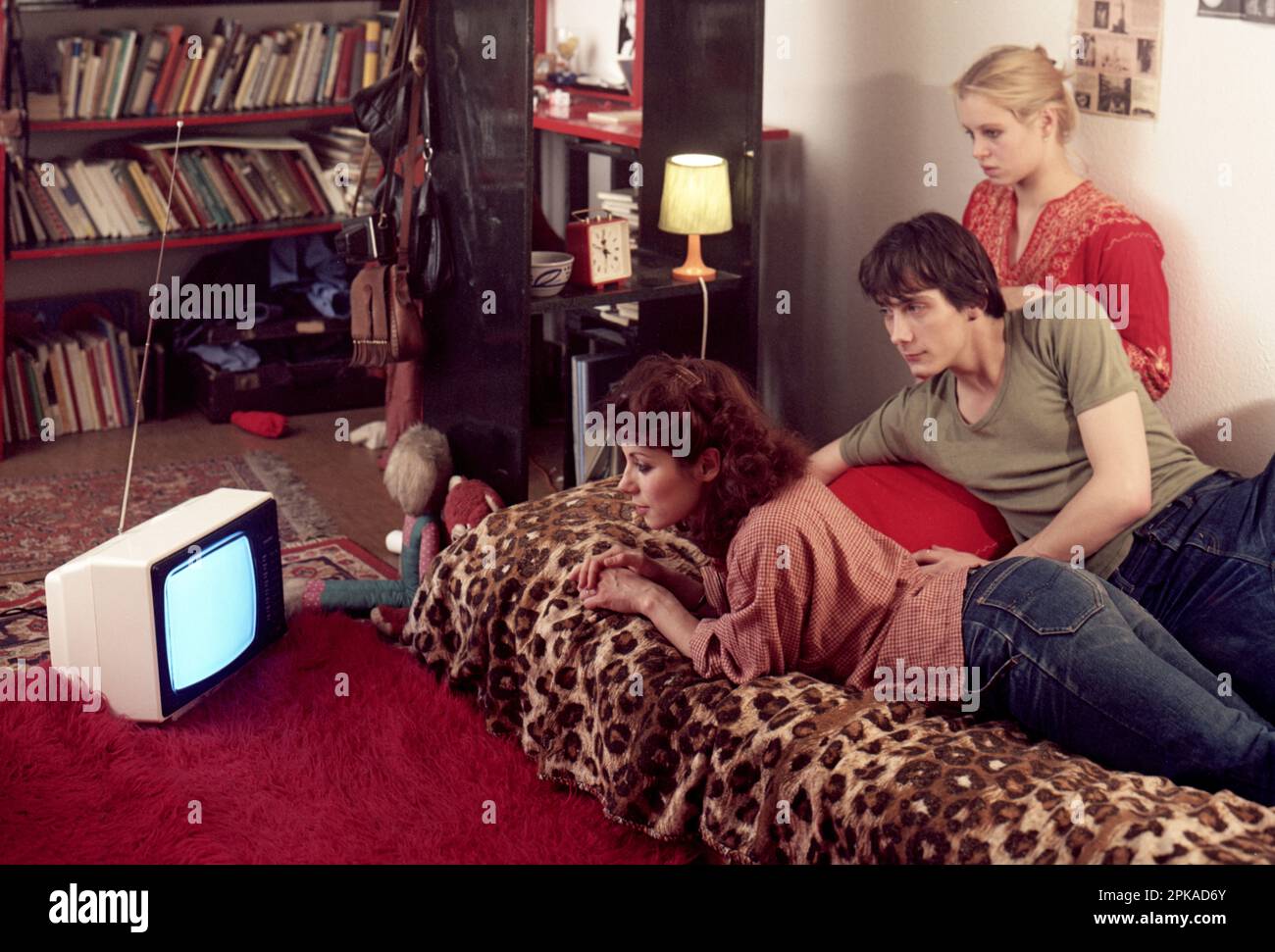 31.05.1979, Deutsche Demokratische Republik, Berlin - Jugendliche, die zusammen Fernsehen. 00S790531D012CAROEX.JPG [MODELLVERSION: JA, EIGENSCHAFTS-RE Stockfoto