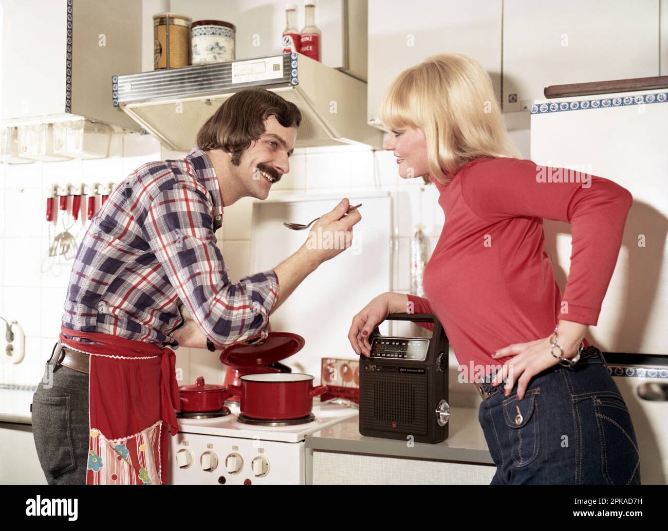 10.10.1975, Deutsche Demokratische Republik, Berlin - Mann kocht für seine Frau in der Küche. 00S751010D011CAROEX.JPG [MODELLVERSION: JA, EIGENSCHAFTENVERSION Stockfoto