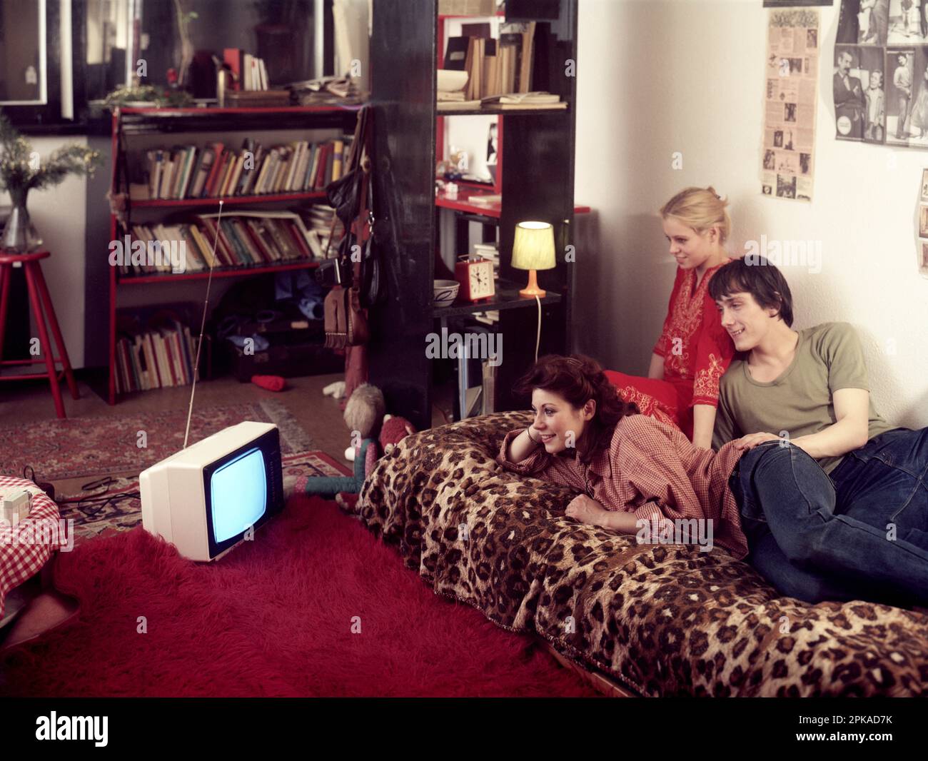 31.05.1979, Deutsche Demokratische Republik, Berlin - Jugendliche, die zusammen Fernsehen. 00S790531D013CAROEX.JPG [MODELLVERSION: JA, EIGENSCHAFTS-RE Stockfoto