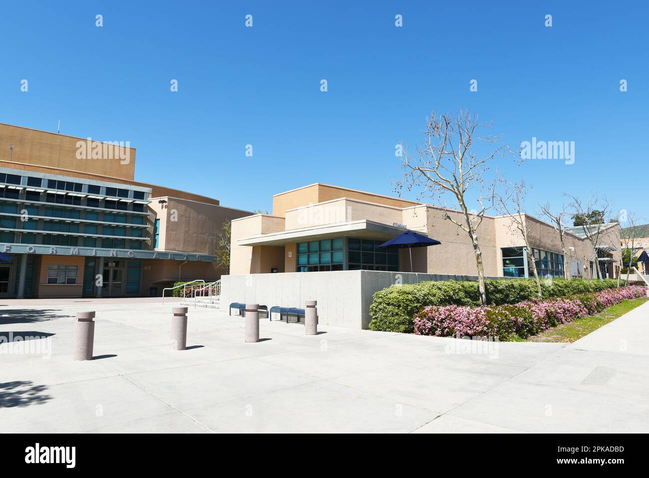 IRVINE, KALIFORNIEN - 2. April 2023: The Performing Arts and Administration Buildings on the Campus of Northwood High School. Stockfoto