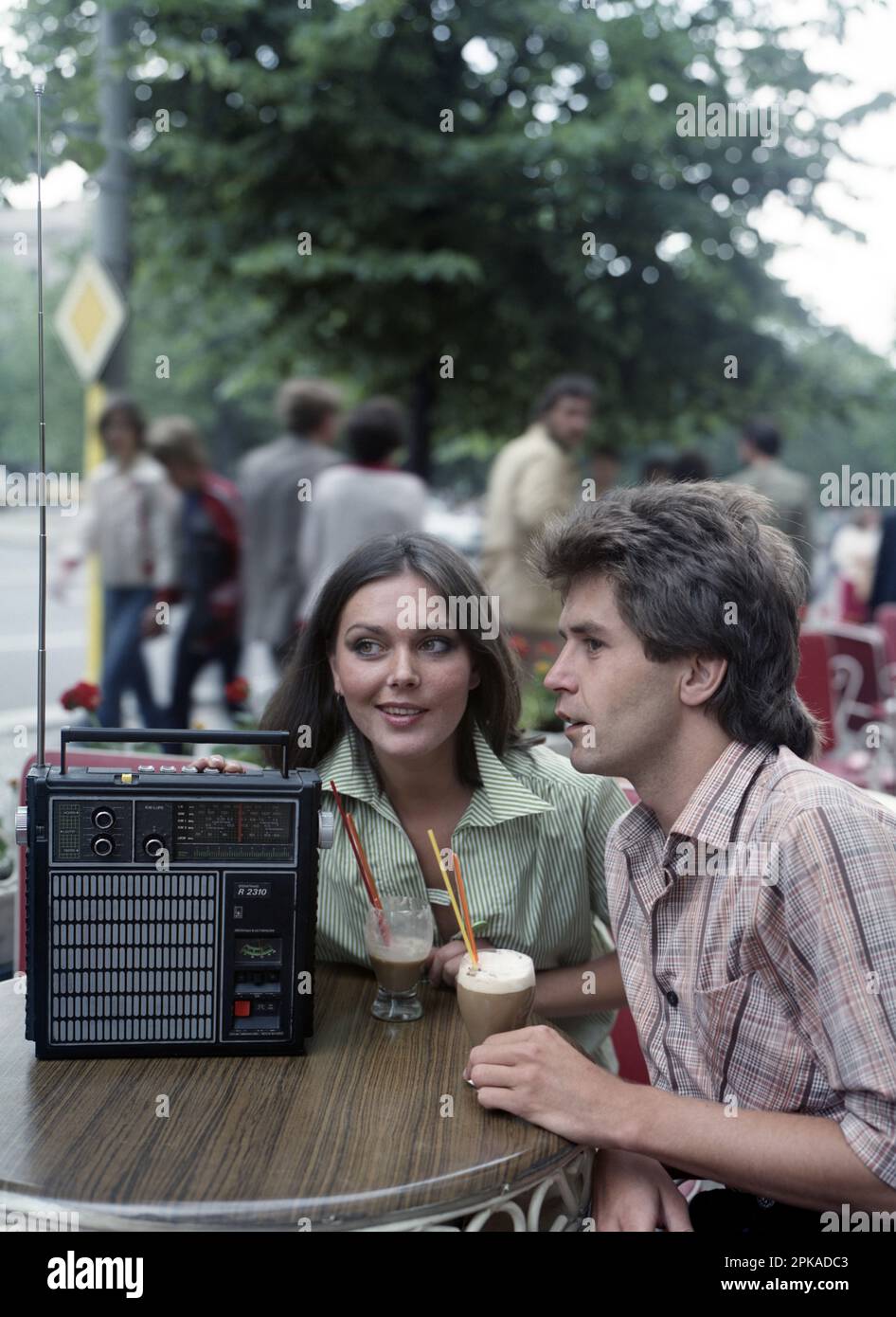 31.08.1979, Deutsche Demokratische Republik, Berlin - Junges Paar, das in einem Café Musik aus einem tragbaren Radio hört. 00S790831D014CAROEX.JPG [MODELL REL Stockfoto