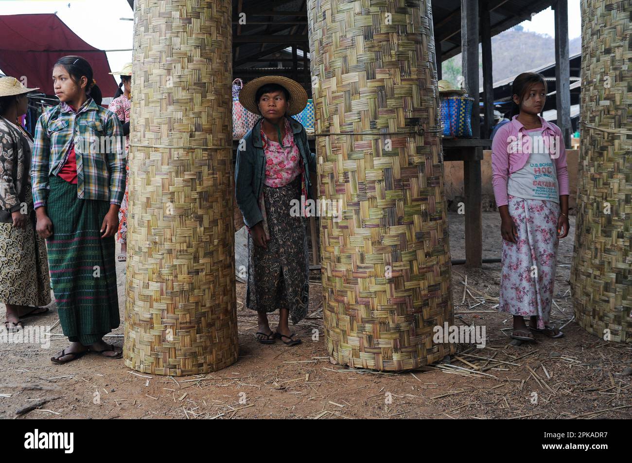 05.03.2014, Myanmar, Staat Shan, Nyaung Shwe - Eine tägliche Marktszene in der Nähe des kleinen Dorfes Nyaung Shwe nördlich des Inle-Sees im Staat Shan zeigt Frauen Stockfoto