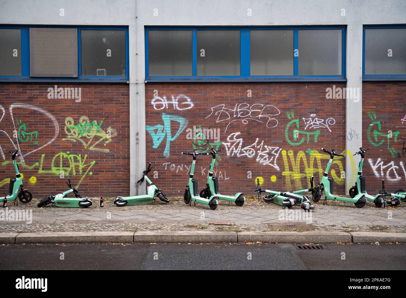 21.11.2022, Deutschland, , Berlin - Europa - geparkte Bolt Elektroroller stehen und liegen auf der Straßenseite in der Nähe des Bahnhofs Zoo. Gegen eine Gebühr können sie es sein Stockfoto