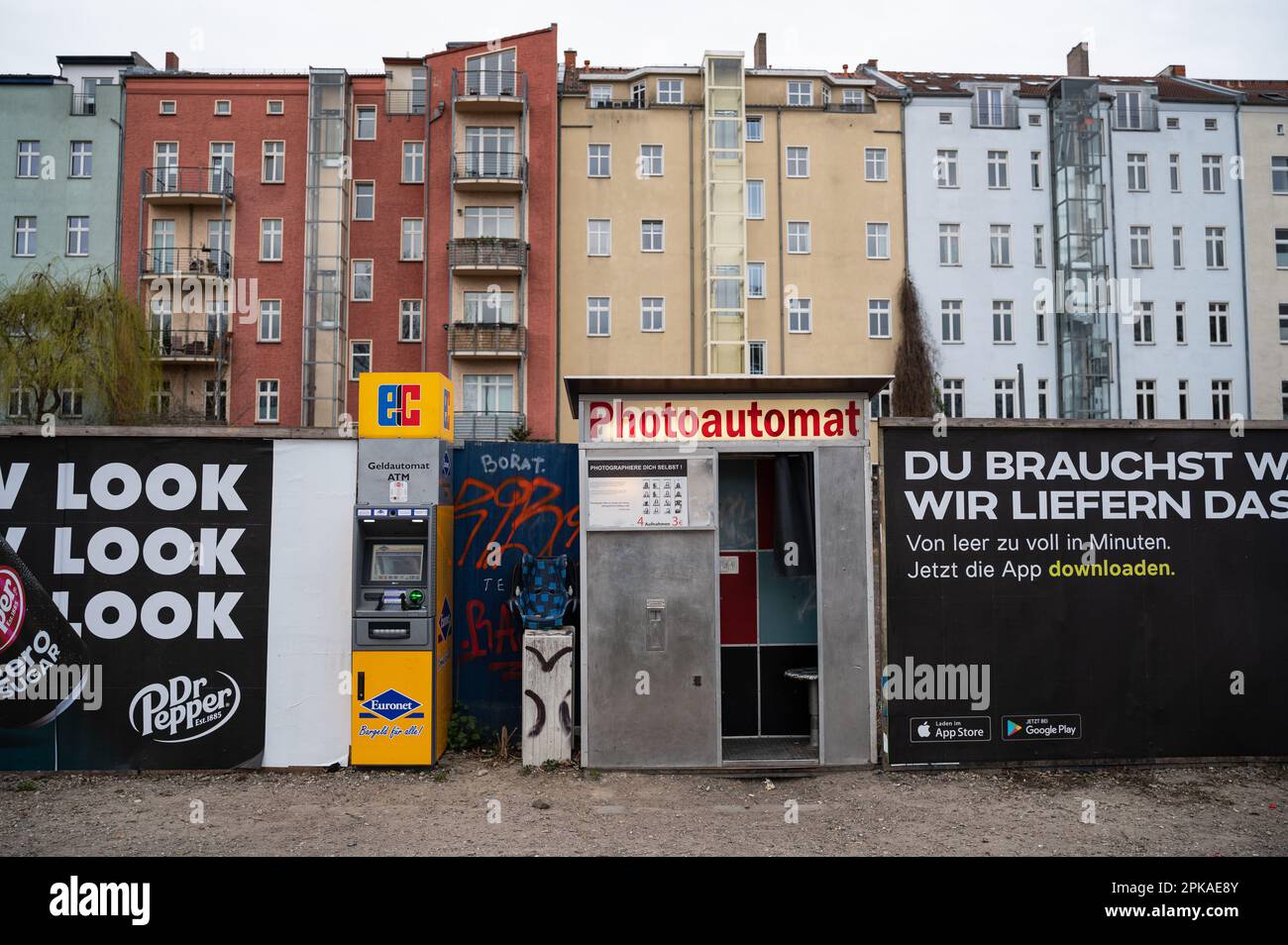 30.03.2022, Deutschland, Berlin - Europa - Fotoautomat für Passfotos neben einem EC-Geldautomaten auf einem Gehweg nahe dem Mauerpark in Prenzlauer Stockfoto