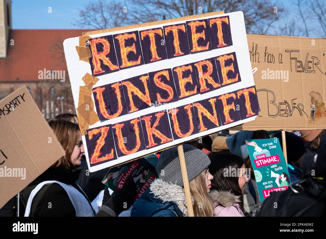 10.02.2023, Deutschland, Berlin - Europa - protestieren vorwiegend junge Menschen gegen eine Demonstration und einen Klimaschutz, die vom Fridays for Future organisiert werden Stockfoto