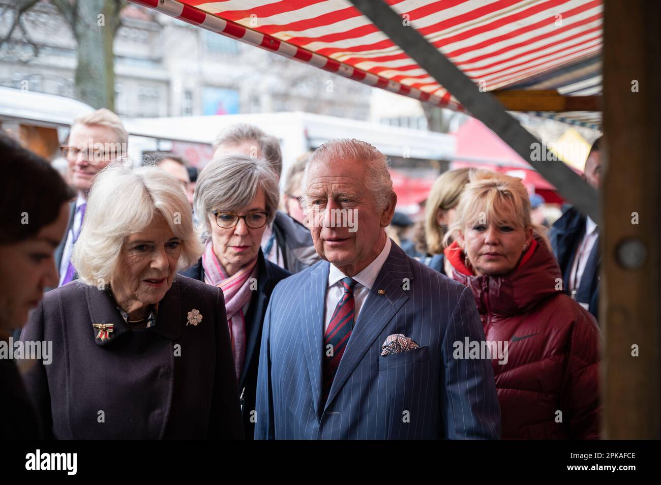 30.03.2023, Deutschland, Berlin - Europa - der britische Monarch König Karl III. Besucht den Berliner Wochenmarkt am Wittenbergplatz in Charlottenburg Stockfoto