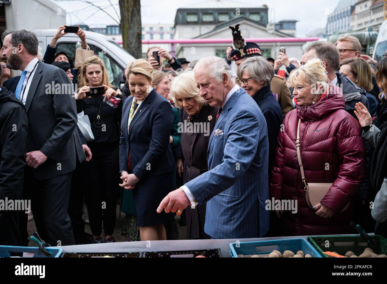 30.03.2023, Deutschland, Berlin - Europa - der britische Monarch König Karl III. Besucht den Berliner Wochenmarkt am Wittenbergplatz in Charlottenburg Stockfoto