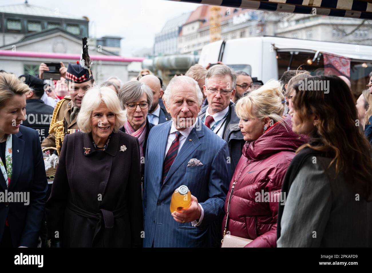 30.03.2023, Deutschland, Berlin - Europa - der britische Monarch König Karl III. Besucht den Berliner Wochenmarkt am Wittenbergplatz in Charlottenburg Stockfoto