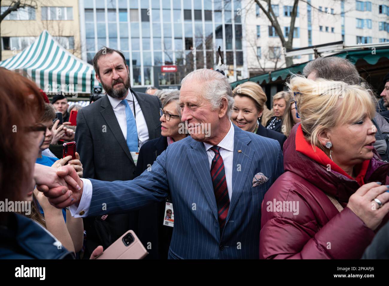 30.03.2023, Deutschland, , Berlin - Europa - britischer Monarch König Karl III. Besucht den Berliner Wochenmarkt am Wittenbergplatz im Bezirk Charlo Stockfoto