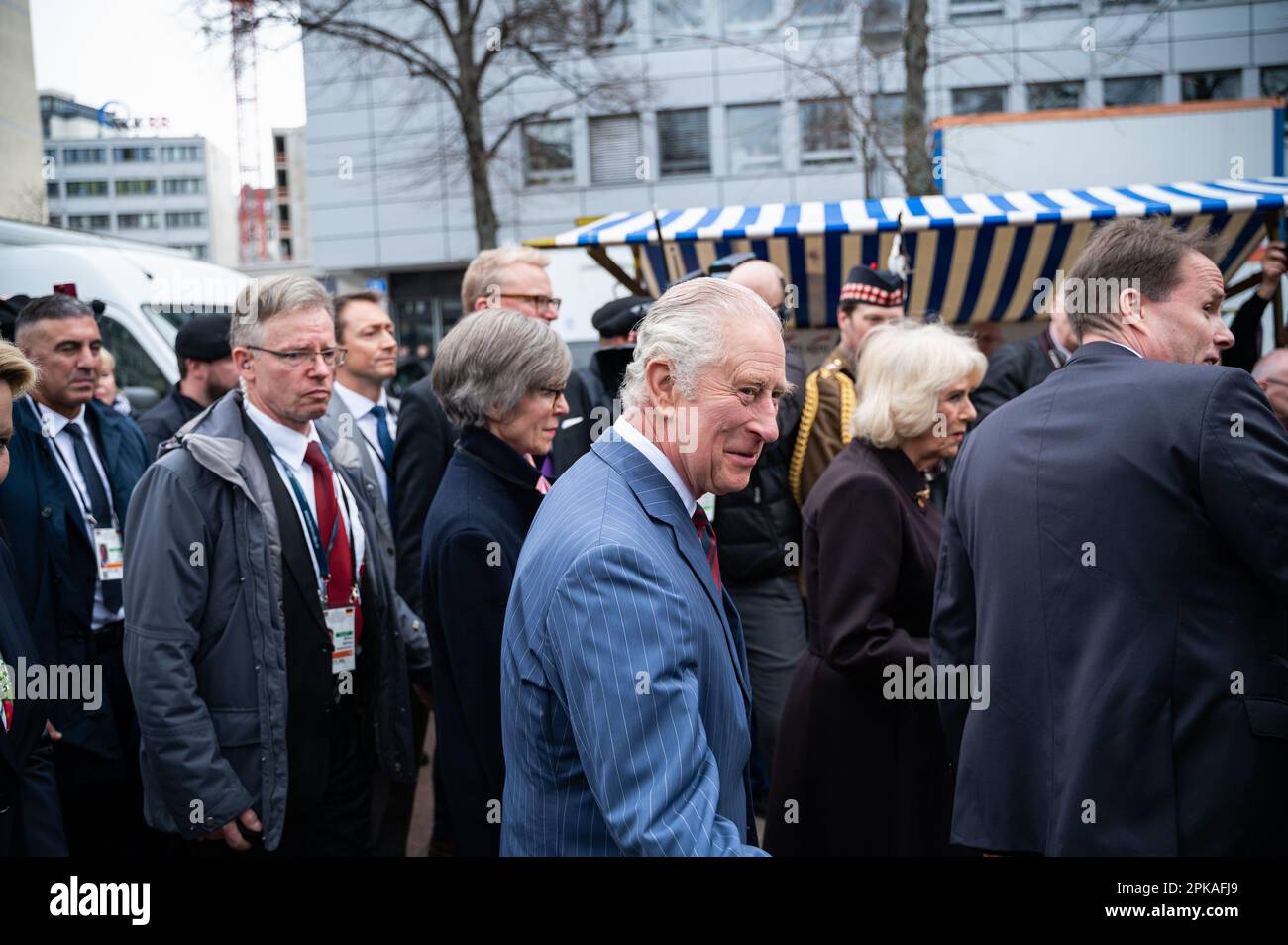 30.03.2023, Deutschland, Berlin - Europa - der britische Monarch König Karl III. Besucht den Berliner Wochenmarkt am Wittenbergplatz in Charlottenburg Stockfoto