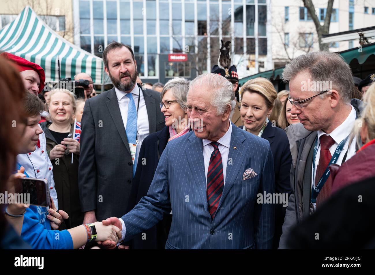 30.03.2023, Deutschland, Berlin - Europa - der britische Monarch König Karl III. Besucht den Berliner Wochenmarkt am Wittenbergplatz in Charlottenburg Stockfoto