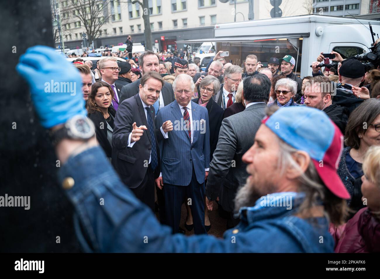 30.03.2023, Deutschland, Berlin - Europa - der britische Monarch König Karl III. Besucht den Berliner Wochenmarkt am Wittenbergplatz in Charlottenburg Stockfoto