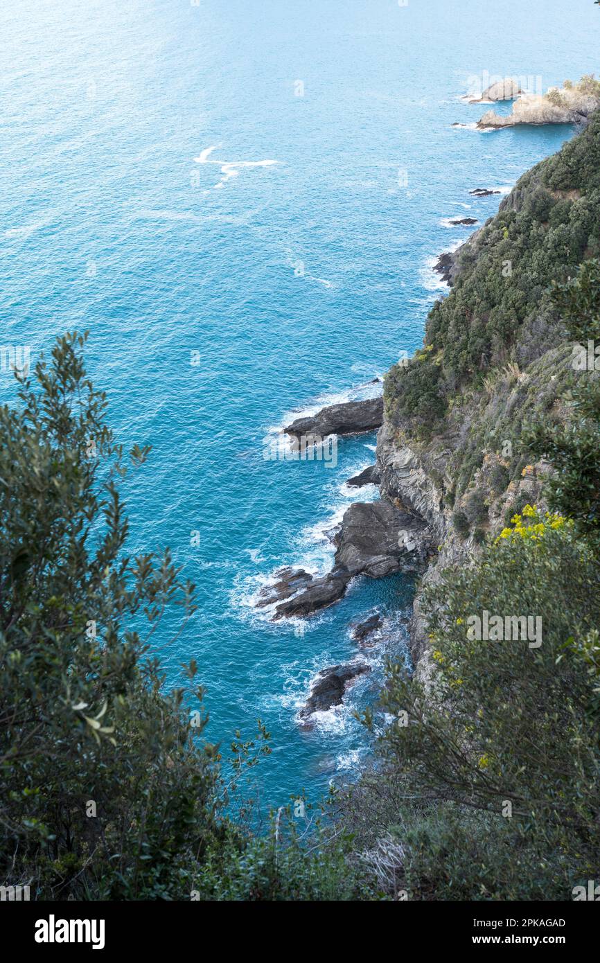 Blick auf das Meer vom Wanderweg Sentiero Azzurro im Cinque Terre Nationalpark in Ligurien Stockfoto