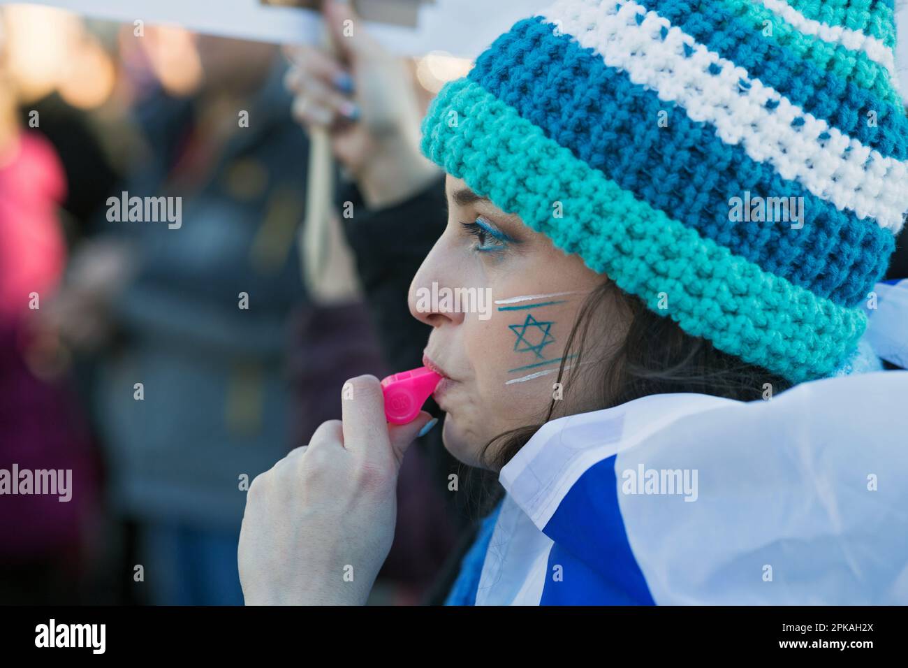 16.03.2023, Deutschland, Berlin, Berlin - Kundgebung gegen Benjamin Netanjahus geplante Justizreform am Brandenburger Tor. Hunderte von Demonstranten PR Stockfoto