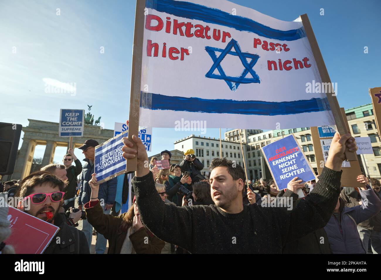 16.03.2023, Deutschland, Berlin, Berlin - Kundgebung gegen Benjamin Netanjahus geplante Justizreform am Brandenburger Tor. Hunderte von Demonstranten PR Stockfoto