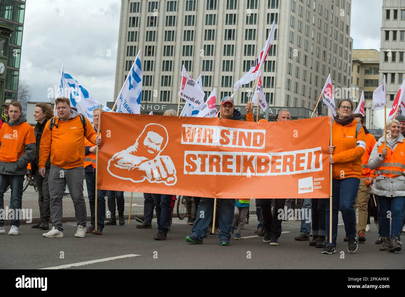 25.03.2023, Deutschland, Berlin, Berlin - Demonstration der Gewerkschaften Verdi und EVG unter dem Motto: Wir sind bereit zu streiken. Hunderte von Demonstranten Stockfoto