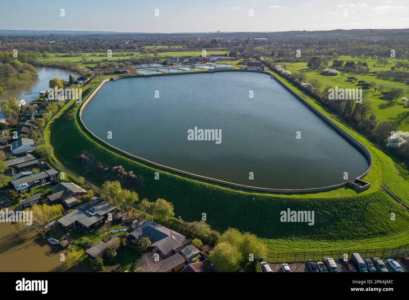 Blick aus der Vogelperspektive auf Northern Burway Reservoir, Chertsey Wasseraufbereitungsanlagen (Affinity Water) neben der Themse, Laleham, Surrey, Großbritannien. Stockfoto