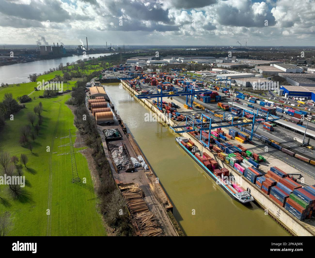 15.03.2023, Deutschland, Nordrhein-Westfalen, Duisburg - Industrielle Landschaft, Hafen Duisburg, Containerhafen, Logistikhafen Duisb Stockfoto