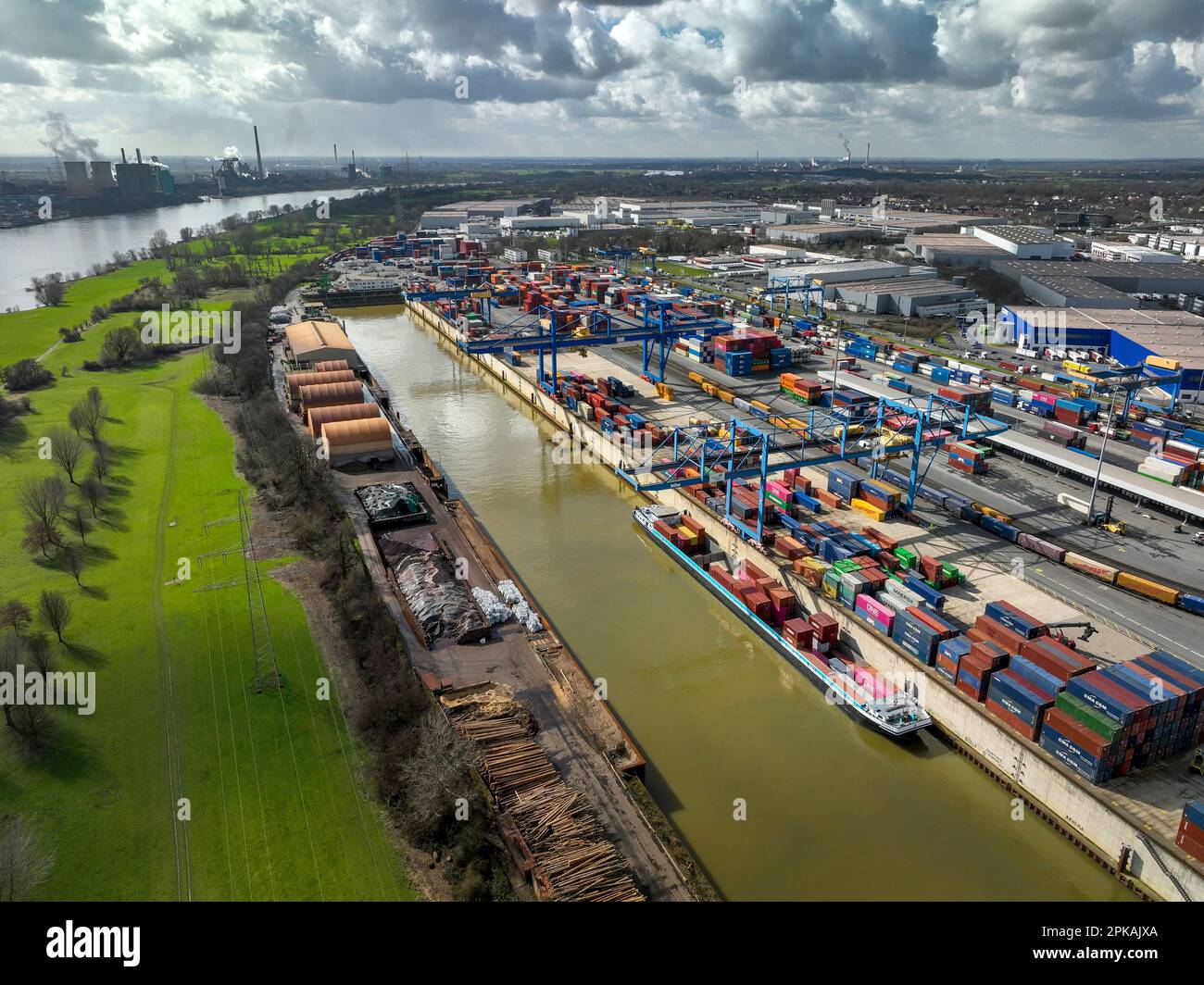 15.03.2023, Deutschland, Nordrhein-Westfalen, Duisburg - Industrielle Landschaft, Hafen Duisburg, Containerhafen, Logistikhafen Duisb Stockfoto