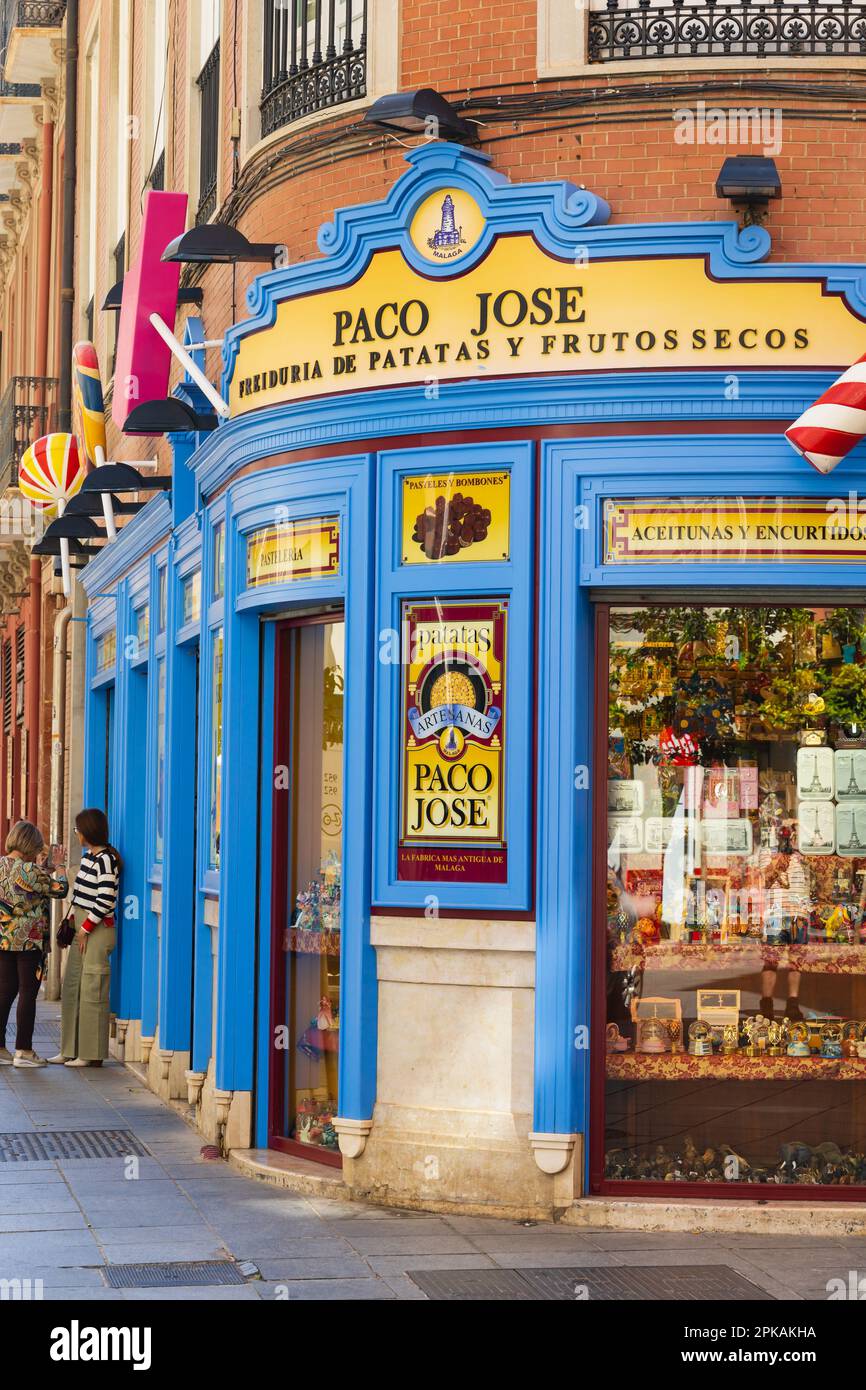 Paco Jose traditioneller Süßwarenladen, Calle Sebastian Souviron, Malaga, Andalusien, Costa del Sol. Spain.freiduria de patatas y frutos secos. Süßwaren Stockfoto