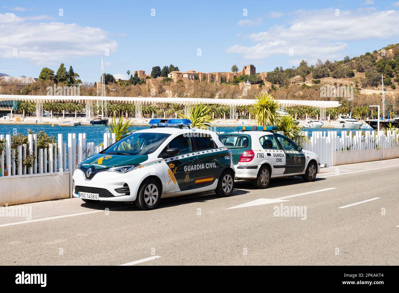Wagen der Guardia Civil, Border and Customs Police parken auf Paseo de la Farola, Malaga, Andalusien, Costa del Sol. Renault Zoe Electric, grün, Spanien. Stockfoto
