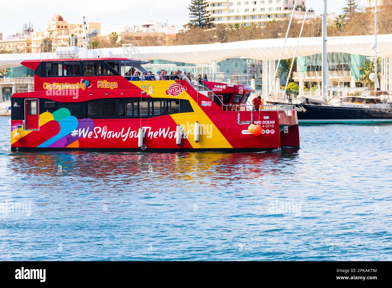 CitySightseeing Vergnügungsboot, Roter Ozean, im Hafen von Malaga, Andalusien, Costa del Sol, Spanien. Stadtrundfahrt. Schwimmend. Stockfoto