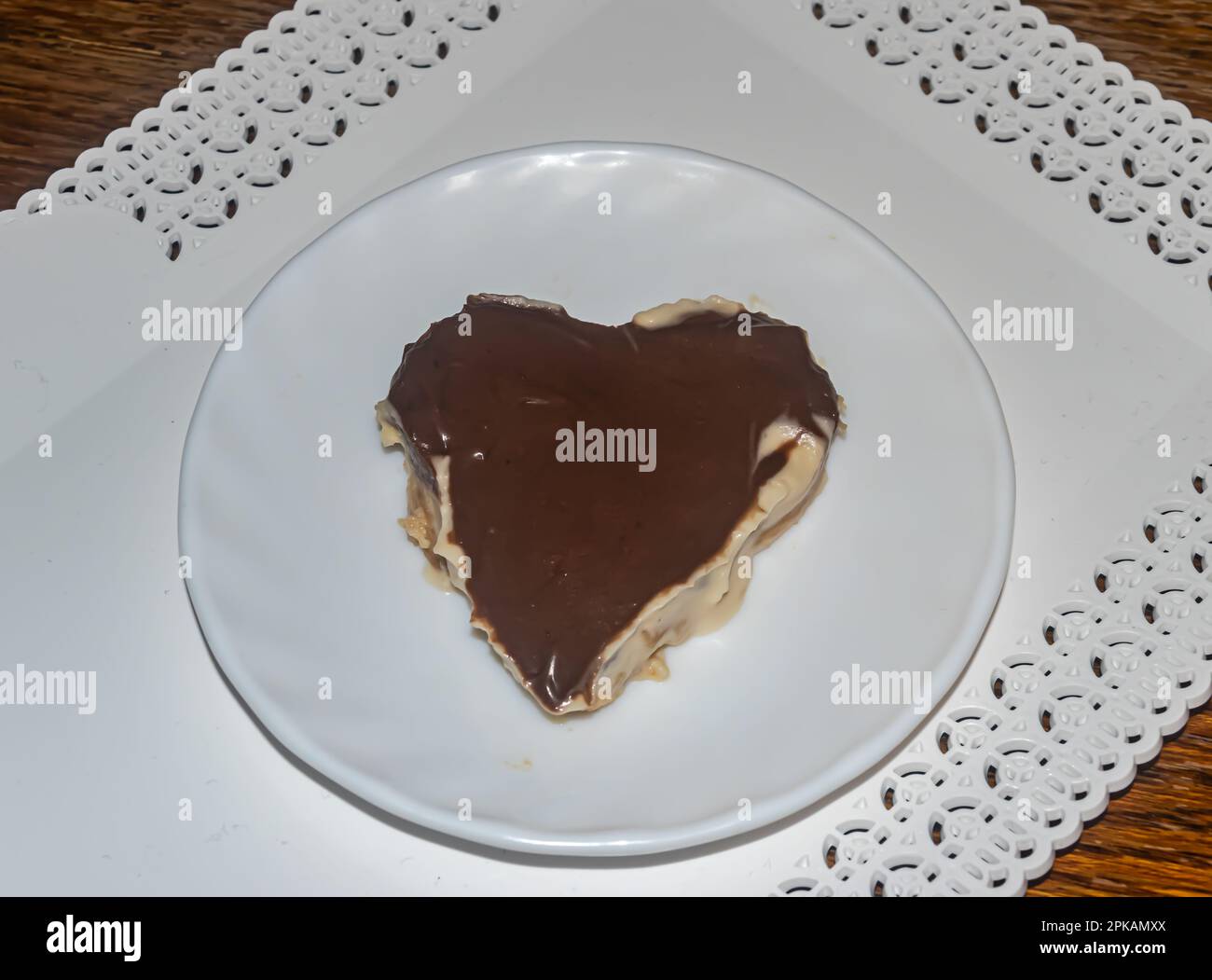 Schokokuchen in Herzform Stockfoto