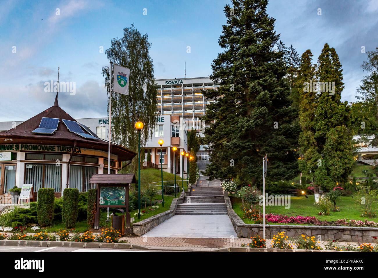 Hotel Sovata, Zentrum von Sovata in der Abenddämmerung, Mures County, Transsilvanien, Rumänien Stockfoto