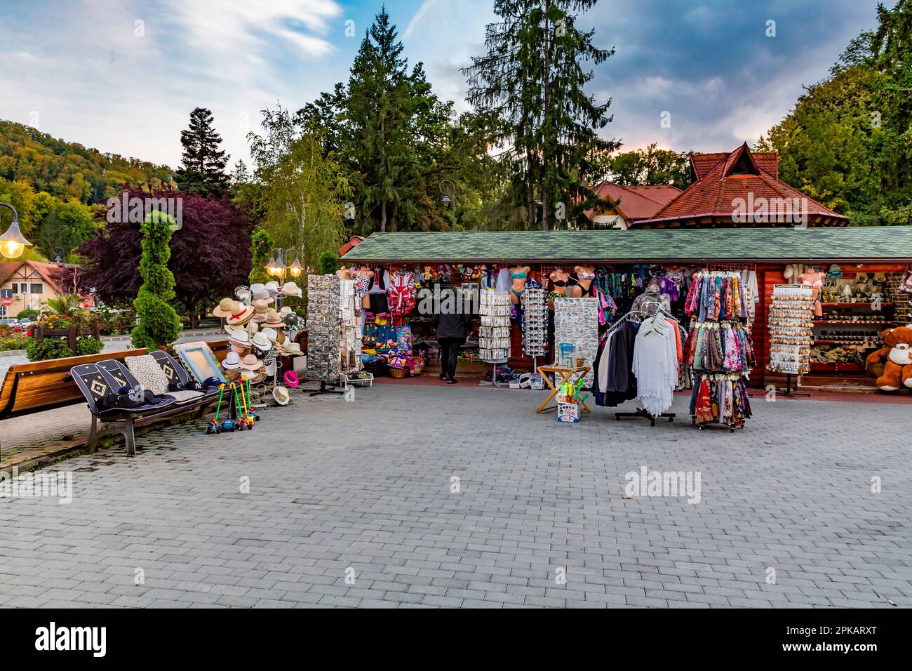 Souvenirverkauf, Zentrum von Sovata in der Abenddämmerung, Mures County, Siebenbürgen, Rumänien Stockfoto