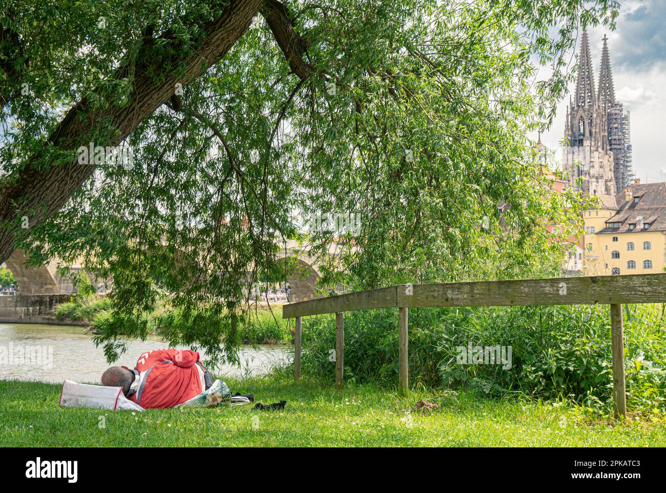 Schlafender Mann auf einer Wiese in Regensburg Stockfoto