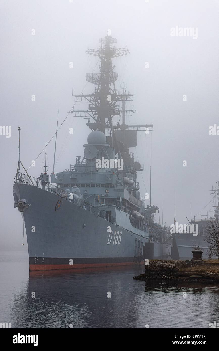 Nebelige Atmosphäre, geführter Raketenzerstörer Mölders im Nebel, Deutsches Marinemuseum in South Beach, Wilhelmshaven, Niedersachsen, Deutschland Stockfoto