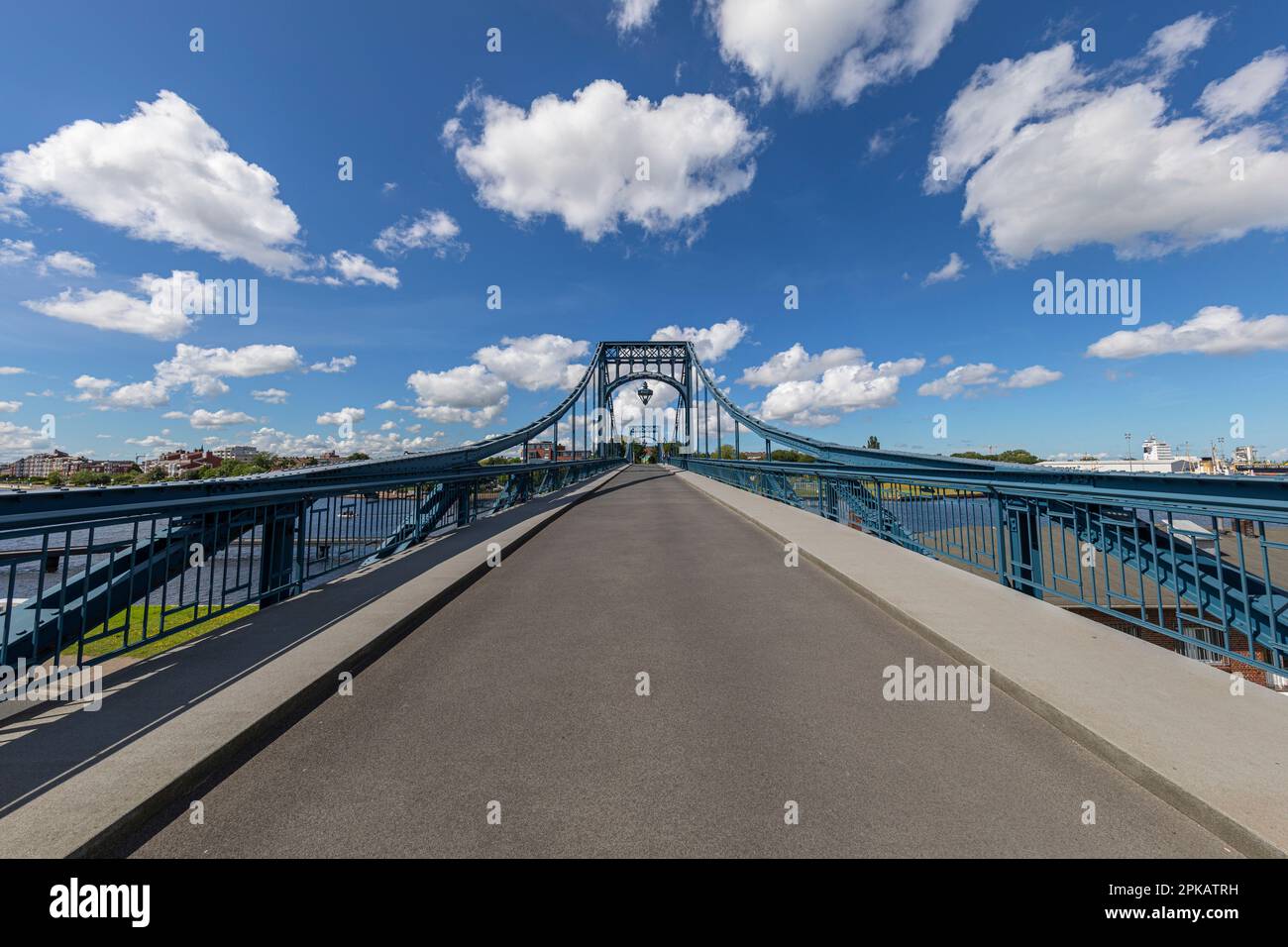 Auf der Kaiser-Wilhelm-Brücke, Wilhelmshaven, Niedersachsen, Deutschland Stockfoto