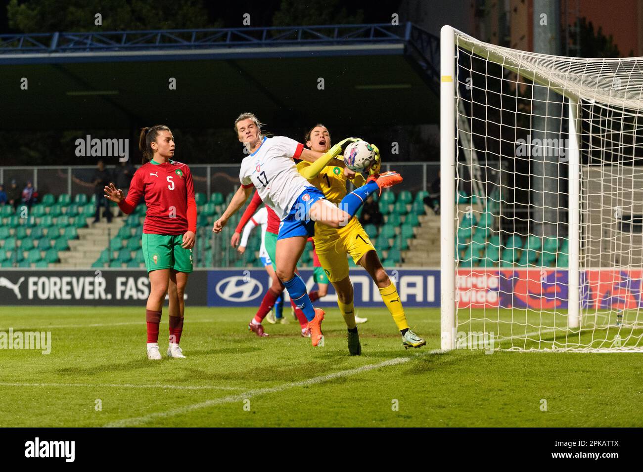 Torhüter Khadija Er-Rmichi (1 Marokko) und Tereza Szewieczkova (17 Tschechische Republik) während der internationalen Freundschaft zwischen der Tschechischen Republik und Marokko im Letni-Stadion, Chomutov. (Sven Beyrich/SPP) Kredit: SPP Sport Press Photo. Alamy Live News Stockfoto