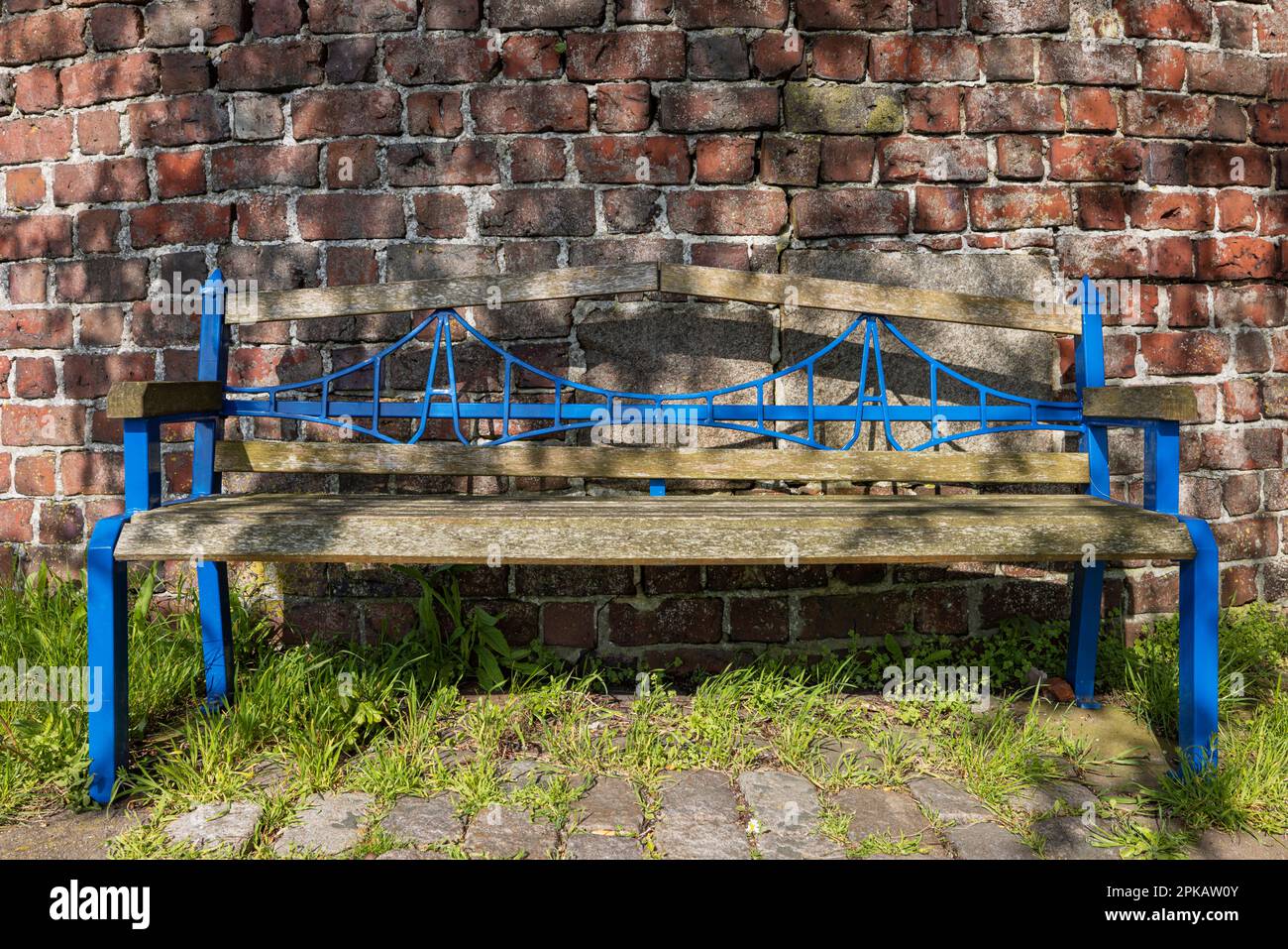 Bank an der plapperhaften Ruine auf der Jadeallee, vereinfachte Form der Kaiser-Wilhelm-Brücke als Rückenlehne, Grodendamm, Wilhelmshaven, Niedersachsen, Deutschland Stockfoto