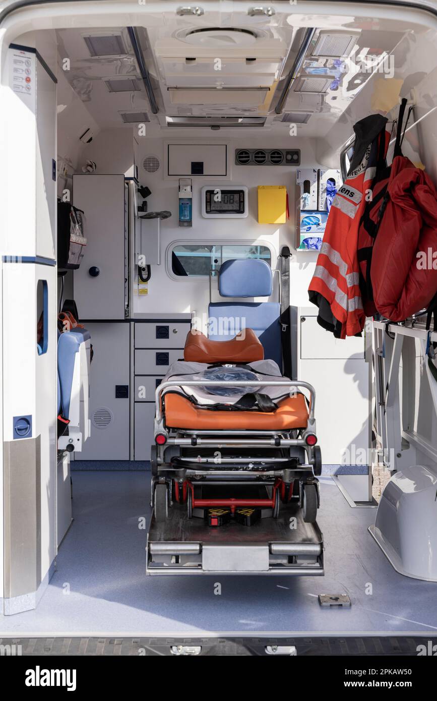 Ambulanz des Deutschen Roten Kreuzes, Innenansicht, Tag der offenen Tür bei der Freiwilligen Feuerwehr Schortens, Bezirk Friesland, Niedersachsen, Deutschland Stockfoto