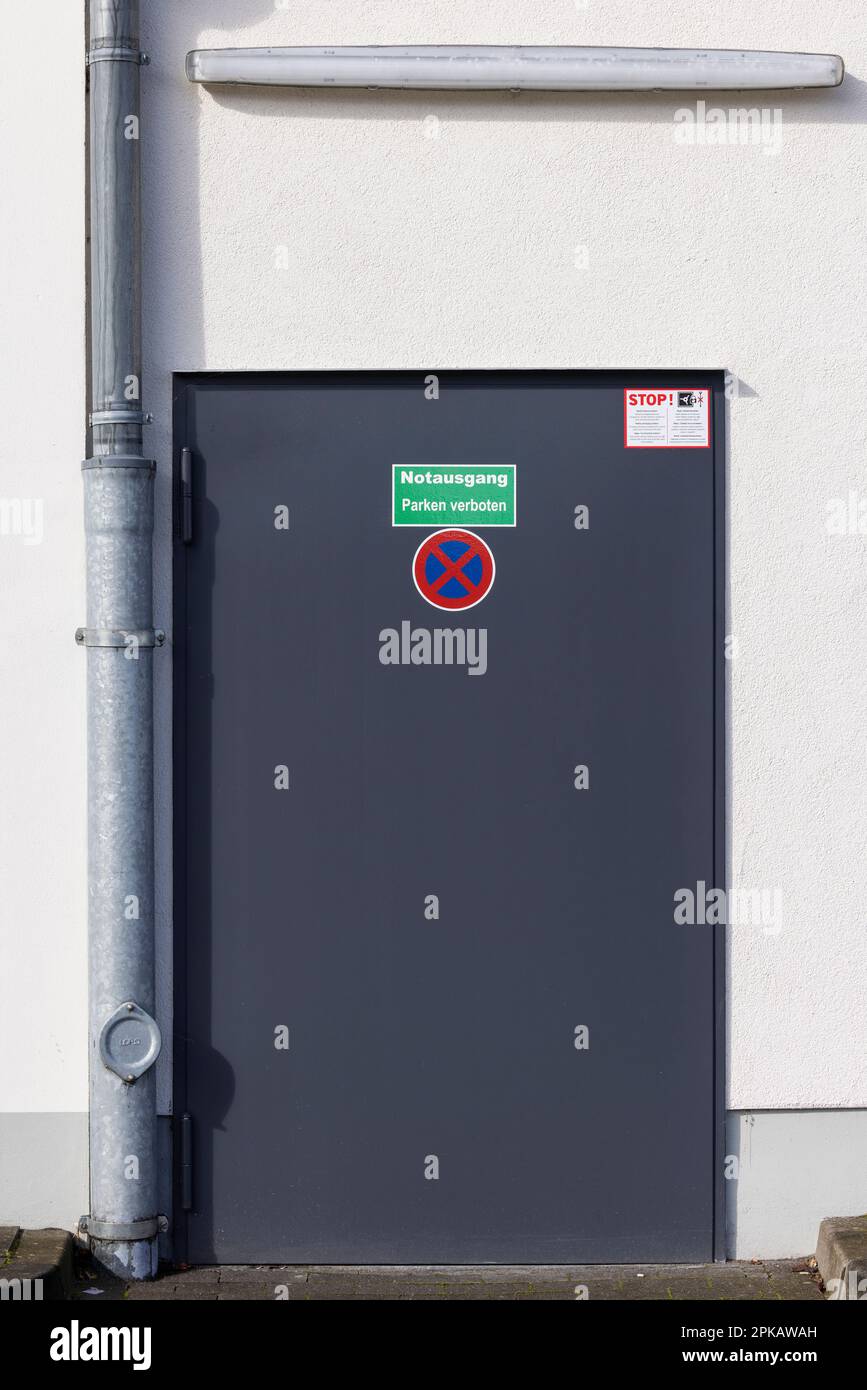 Notausgangstür eines Lidl-Geschäfts, Schild mit der Aufschrift Notausstieg Parken verboten, kein Stoppschild, Wilhelmshaven, Niedersachsen, Deutschland Stockfoto