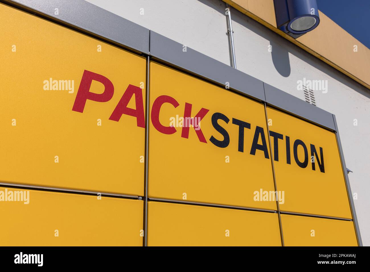 DHL Packstation 177, an EINER JET-Tankstelle, Detail, Beschriftung, Beschriftung, Symbolbild, Abholung und Rückgabe von Paketen rund um die Uhr, Wilhelmshaven, Niedersachsen, Deutschland Stockfoto