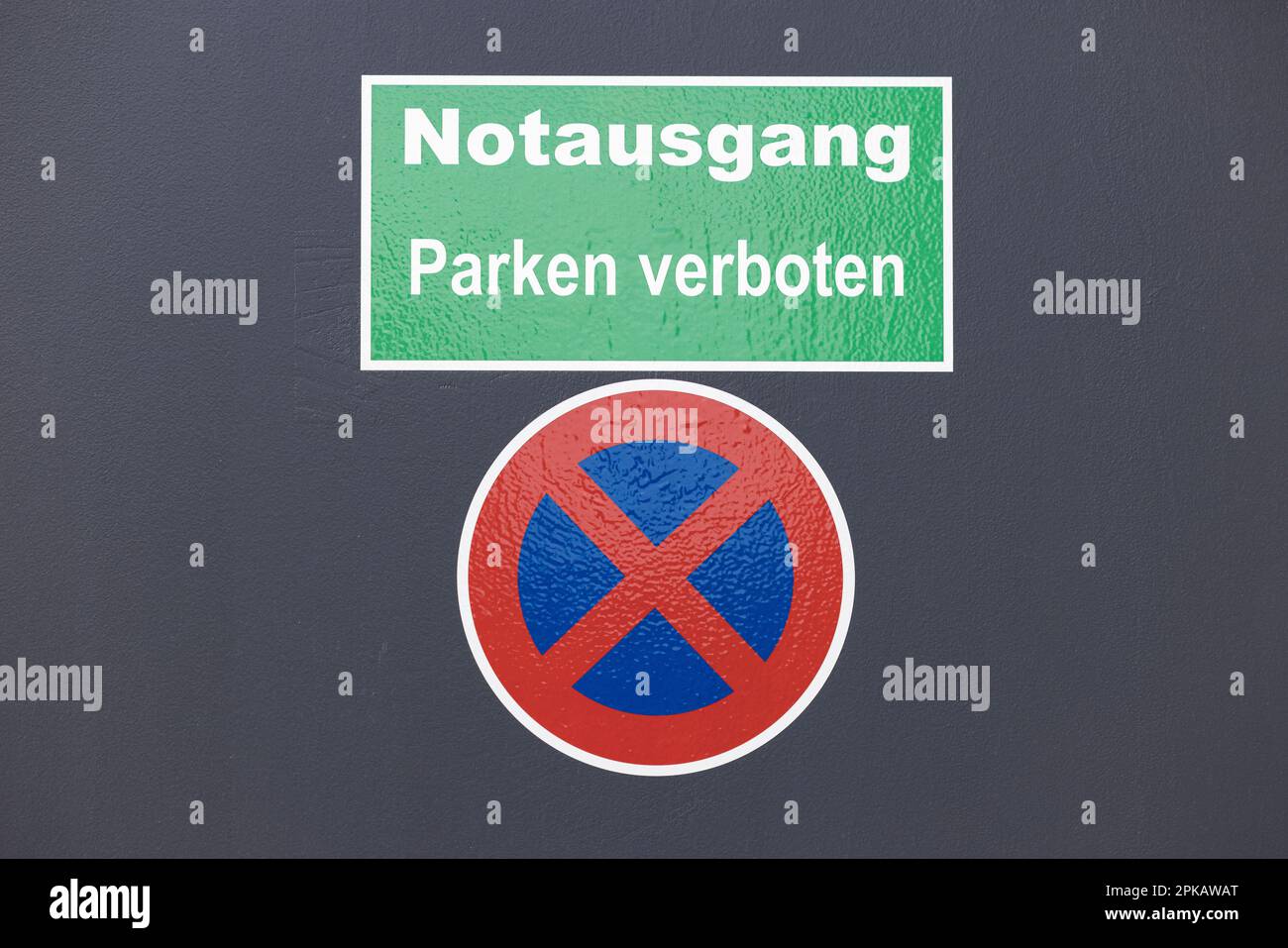 Notausgangstür eines Lidl-Geschäfts, Detail, Schild mit der Aufschrift Notausstieg Parken verboten, kein Stoppschild, Wilhelmshaven, Niedersachsen, Deutschland Stockfoto