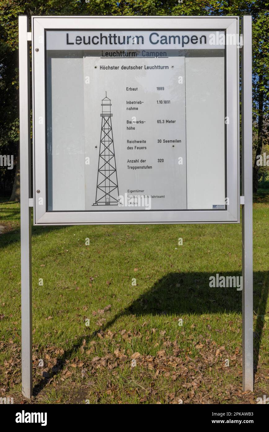 Informationstafel über den Leuchtturm Campener, Campen, Krummhörn, Ostfriesien, Niedersachsen, Deutschland Stockfoto