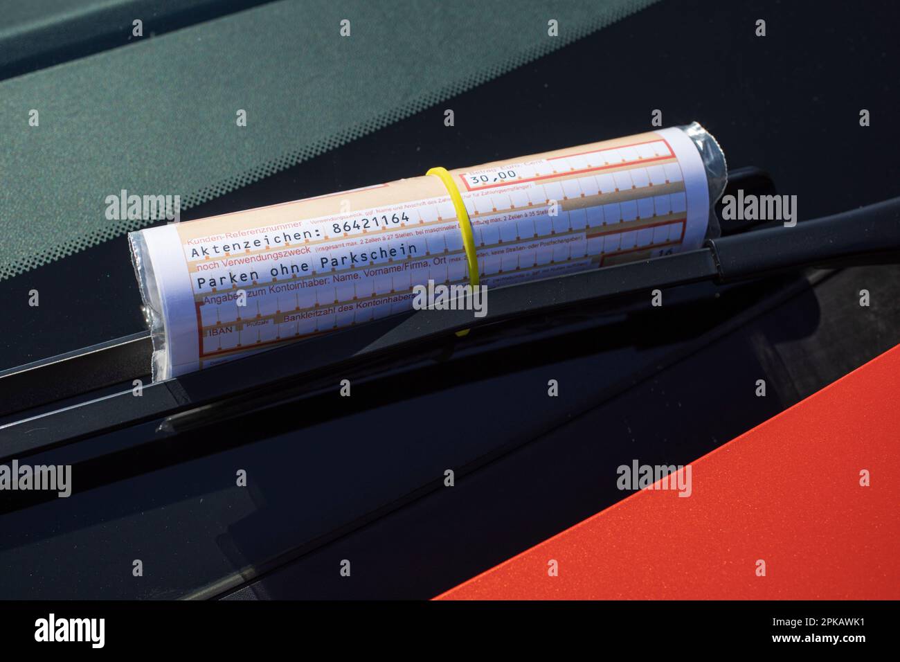 Forderung nach Bezahlung auf der Windschutzscheibe eines Autos, Parkschein für Parken ohne Parkgenehmigung, 30 Euro, Symbolbild, Wilhelmshaven, Niedersachsen, Deutschland Stockfoto