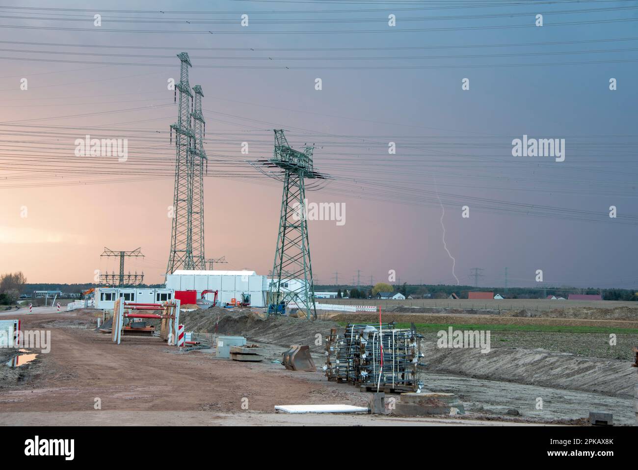 Blitzeinschläge hinter Energiepylonen, Umspannwerk Wolmirstedt, SüdOstlink-Stromleitung, Wolmirstedt, Sachsen-Anhalt, Deutschland Stockfoto