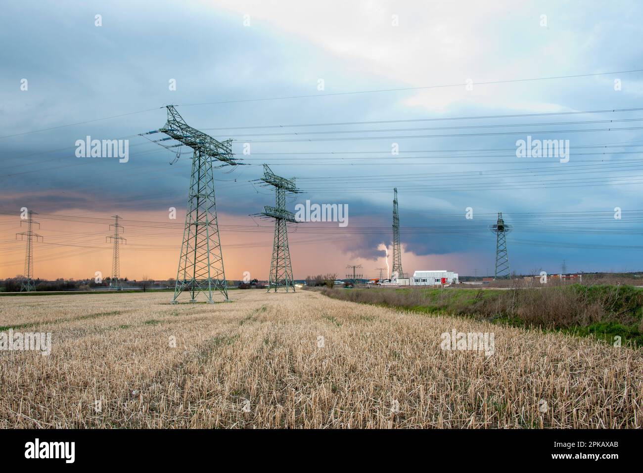 Blitzeinschläge hinter Energiepylonen, Umspannwerk Wolmirstedt, SüdOstlink-Stromleitung, Wolmirstedt, Sachsen-Anhalt, Deutschland Stockfoto