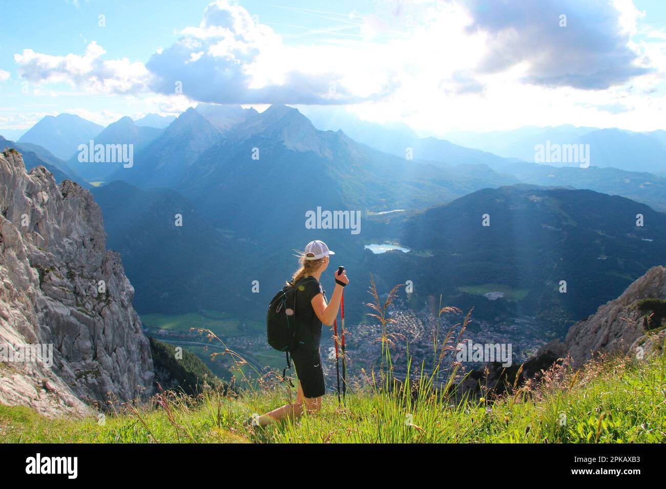 Junge Frau auf der Wanderung zur Viererspitze (2054m) in Karwendel von der Seite, Blick in das Tal, Blick in die Wettersteinberge, Deutschland, Bayern, Stockfoto