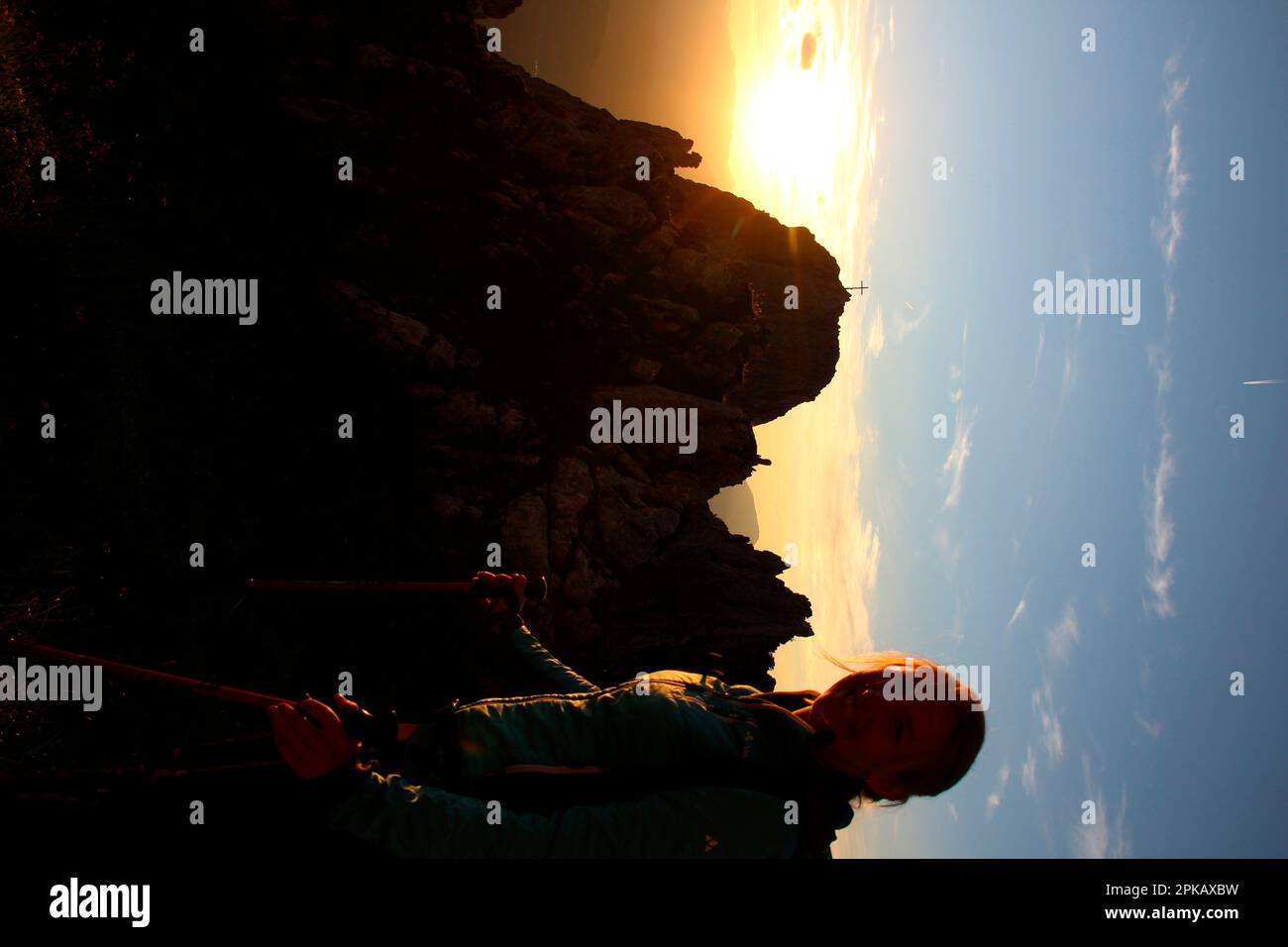 Junge Frau wandert zur Viererspitze 2054 m, bei Sonnenuntergang, Karwendel, Deutschland, Bayern, Oberbayern, Werdenfelser Land, Isartal, Mittenwald, Hintergrundbeleuchtung Stockfoto