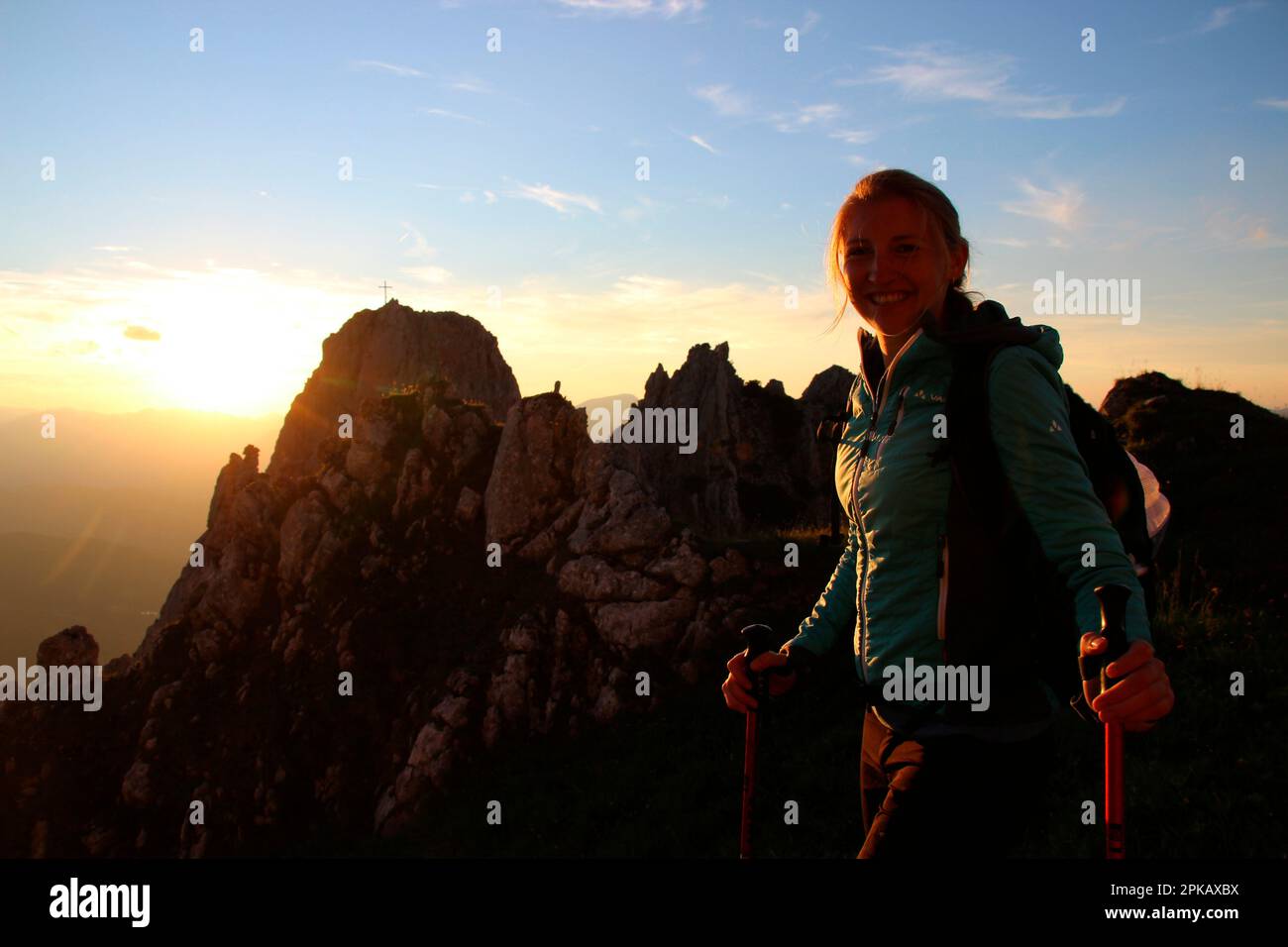 Junge Frau wandert zur Viererspitze 2054 m, bei Sonnenuntergang, Karwendel, Deutschland, Bayern, Oberbayern, Werdenfelser Land, Isartal, Mittenwald, Hintergrundbeleuchtung Stockfoto