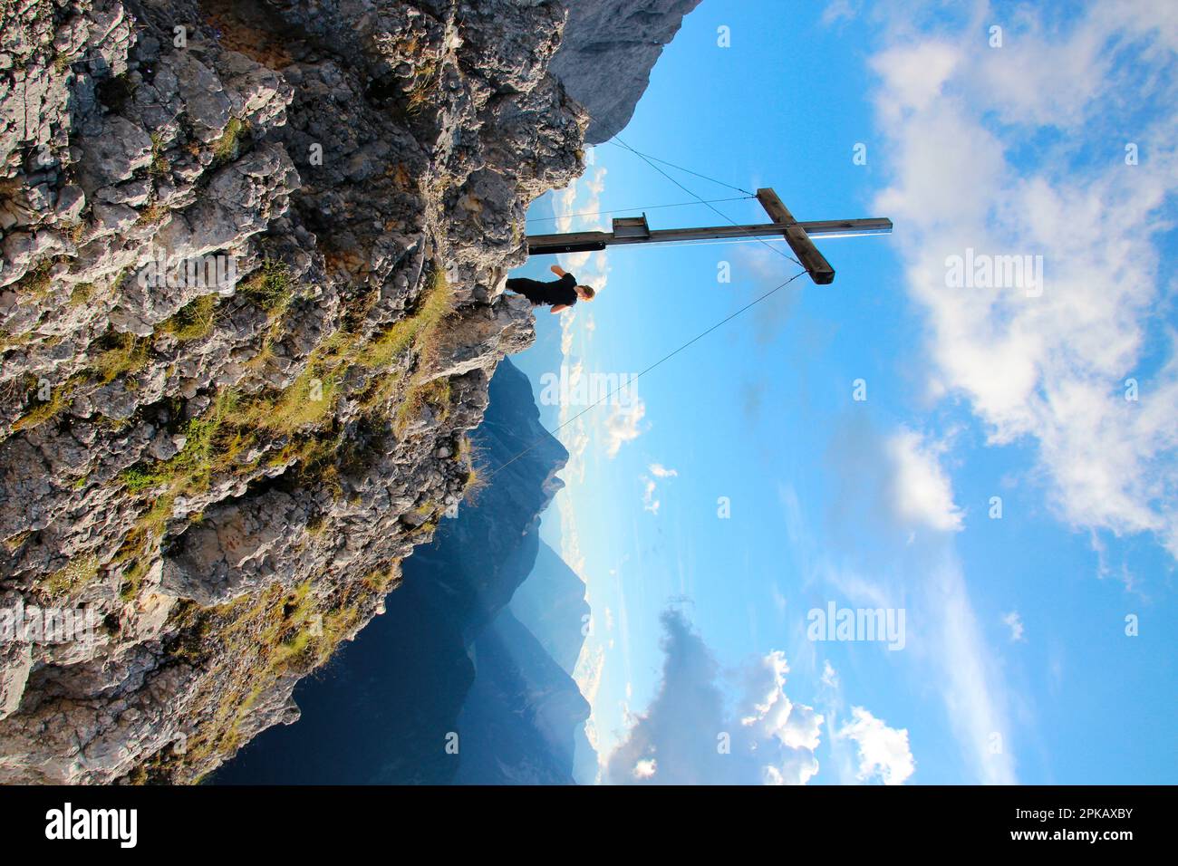 Junge Frau am Gipfelkreuz der Viererspitze (2054m) am Karwendel von hinten genommen, Gipfelbuch Deutschland, Bayern, Oberbayern, Werdenfe Stockfoto