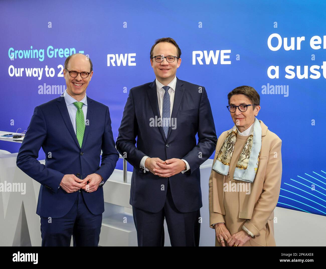 Essen, Nordrhein-Westfalen, Deutschland - RWE-CEO Markus Krebber (Zentrum), Labor Director CHO Zvezdana Seeger (rechts) und CFO Michael Mueller (links) auf der jährlichen Pressekonferenz von RWE. Stockfoto