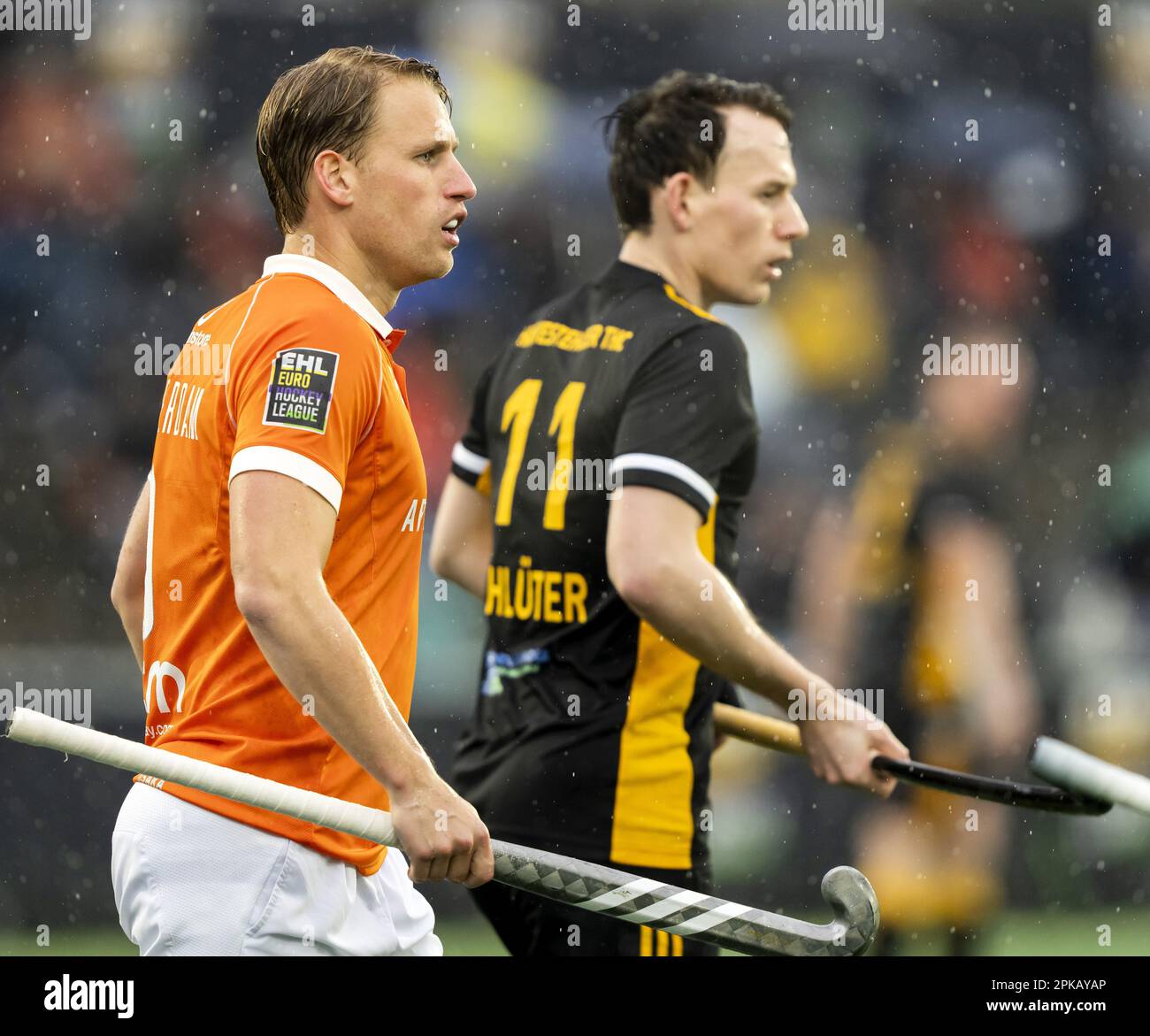 AMSTELVEEN - Dennis Warmerdam van Bloemendaal im Kampf gegen Maximilian Schluter von Harvestehuder THC aus Deutschland während des Viertelfinals der Euro-Hockey-Liga. AP-SCHLEIFGERÄT KING Stockfoto