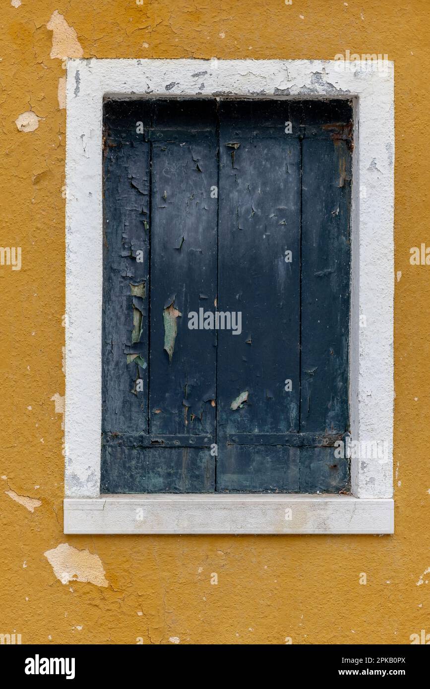 Rollläden der Insel Burano. Farbenfrohe Fensterläden auf der Insel Murano in der Nähe von Venedig. Hintergrunddesigns und Architektur. Italienischer Stil und Charme. Stockfoto