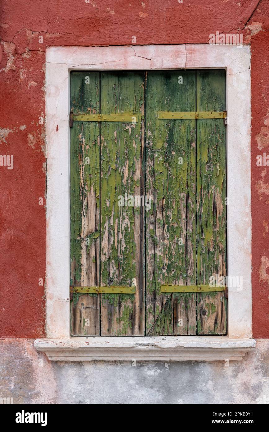 Rollläden der Insel Burano. Farbenfrohe Fensterläden auf der Insel Murano in der Nähe von Venedig. Hintergrunddesigns und Architektur. Italienischer Stil und Charme. Stockfoto